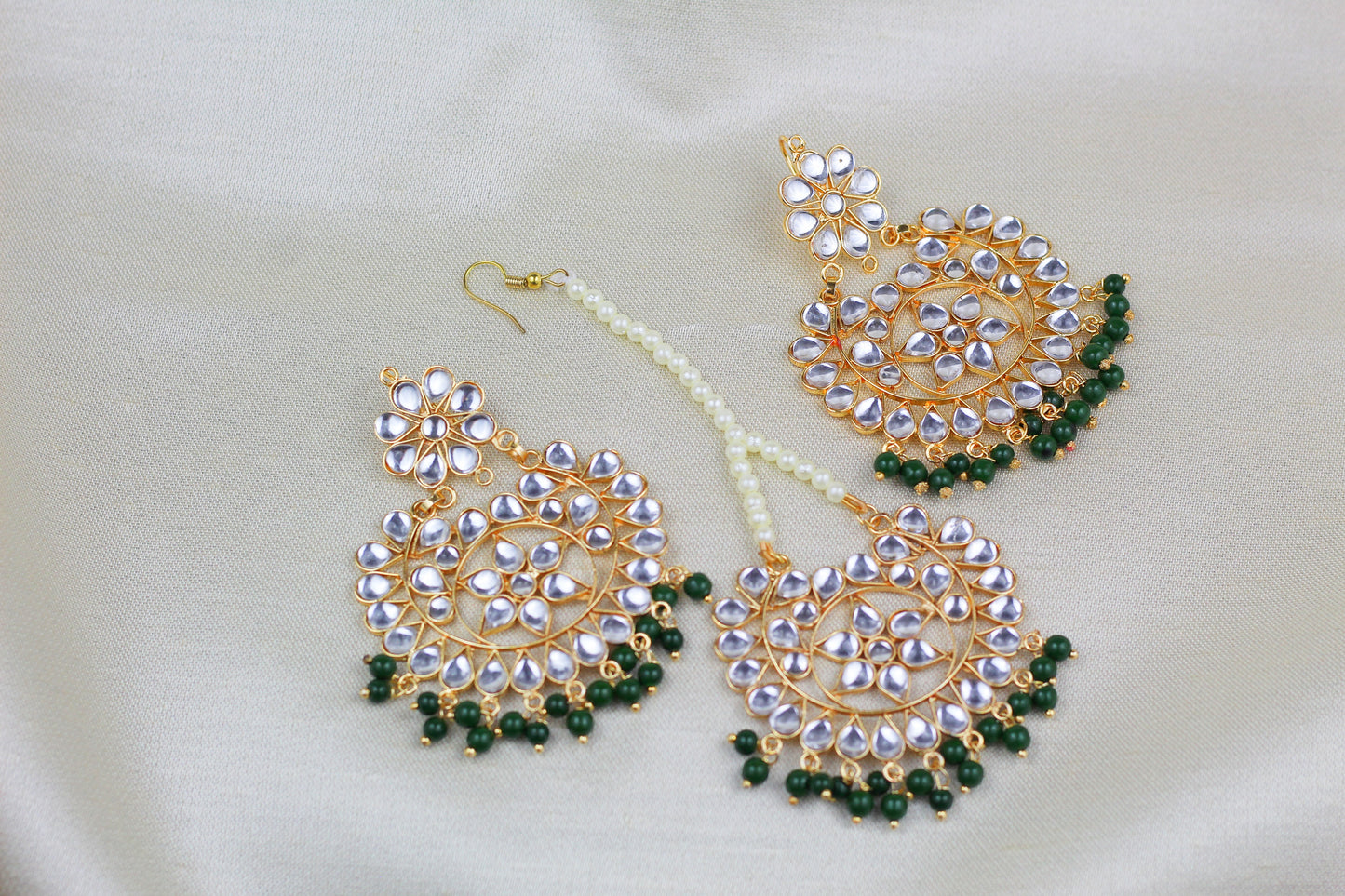 KUNDAN TIKKA SET WITH GREEN PEARL