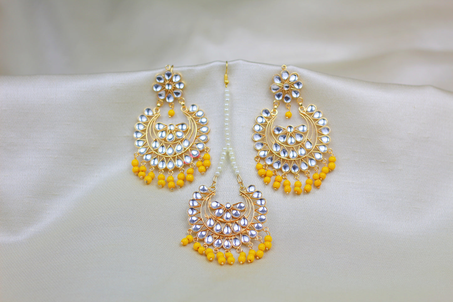 KUNDAN TIKKA SET WITH YELLOW PEARL