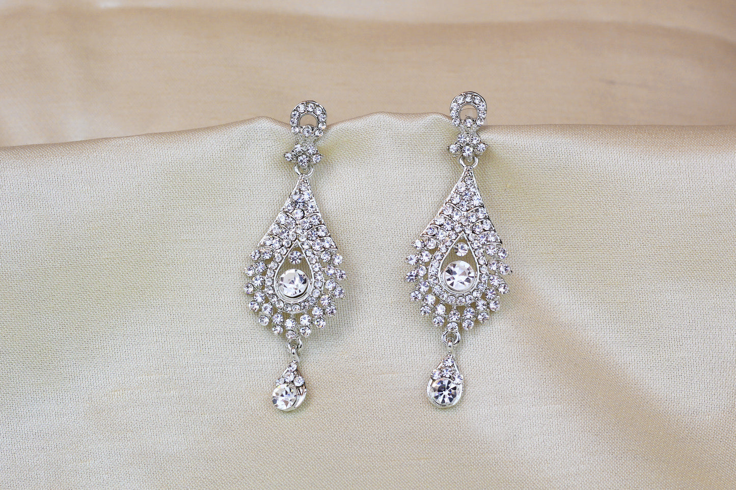 SILVER RHINE STONE EARRING