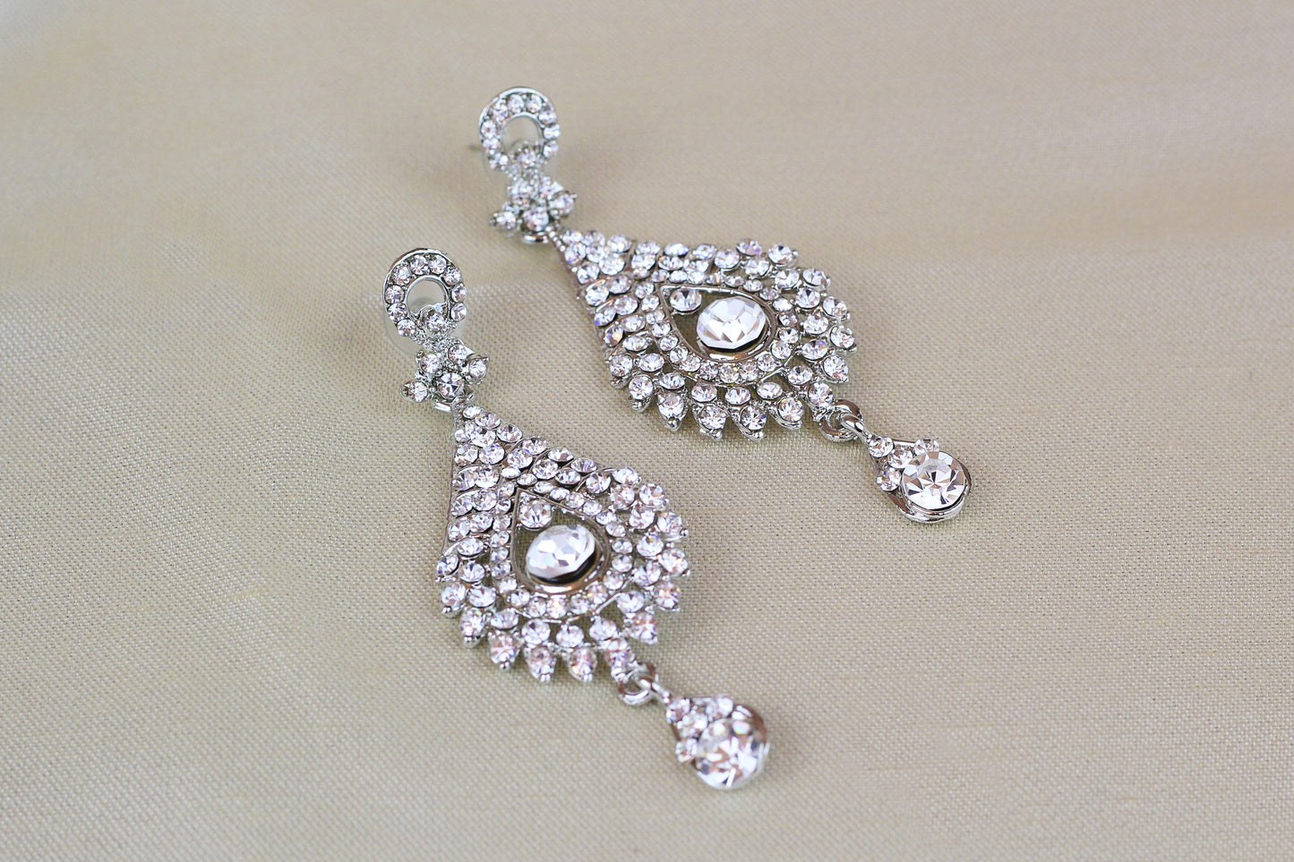 SILVER RHINE STONE EARRING