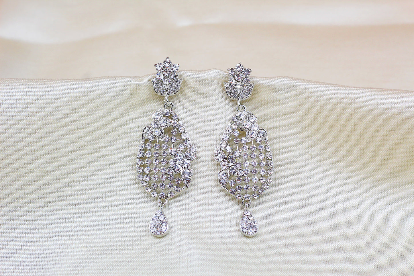 SILVER RHINE STONE EARRING