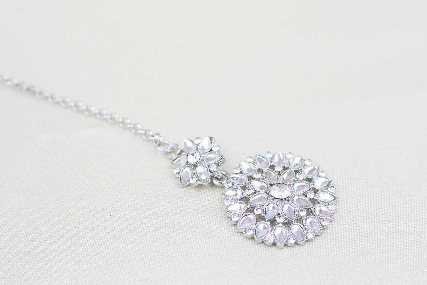 SILVER FINISH KUNDAN MAANG TIKKA