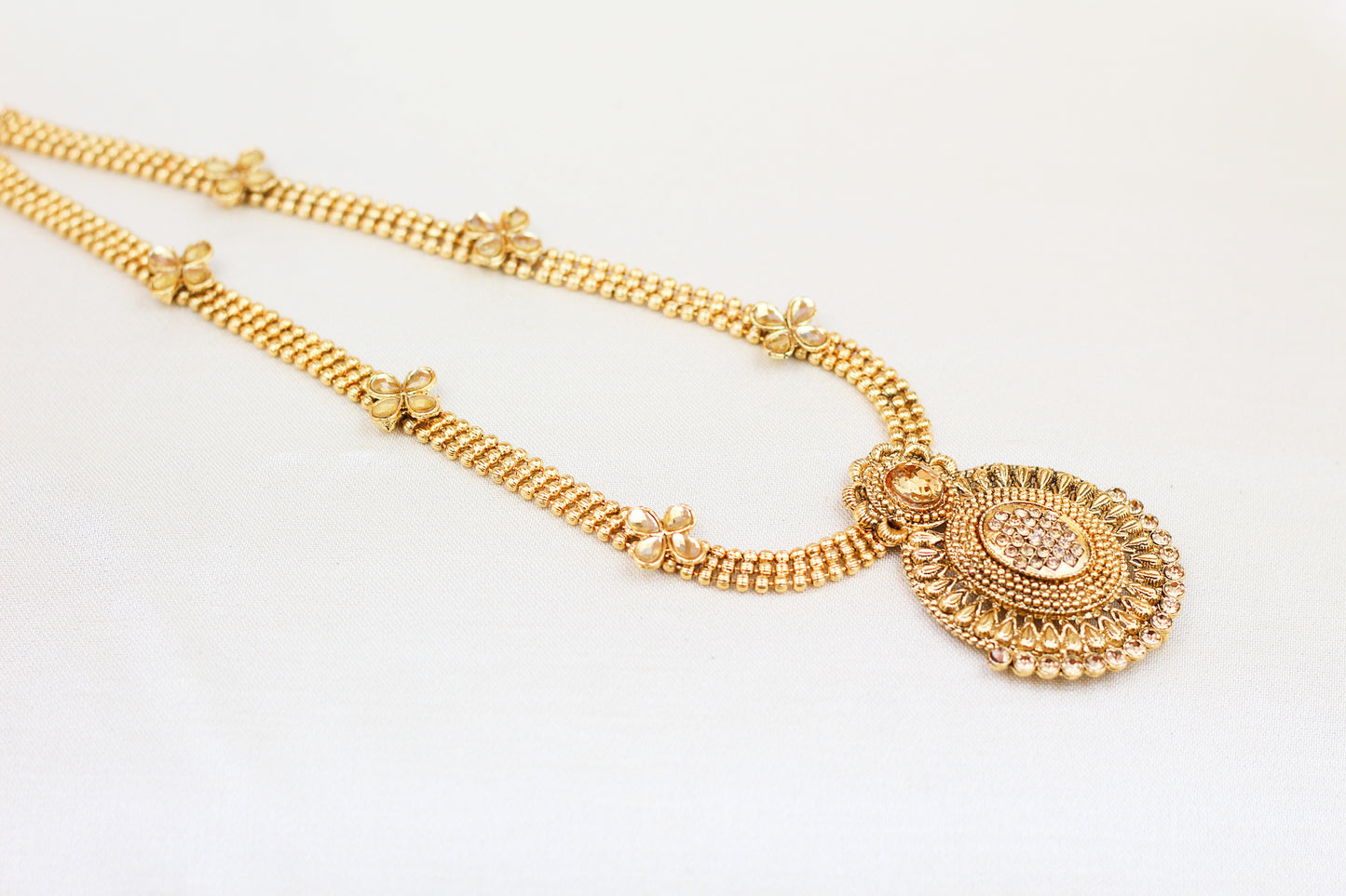 GOLD WAIST BELT WITH OVAL PENDANT